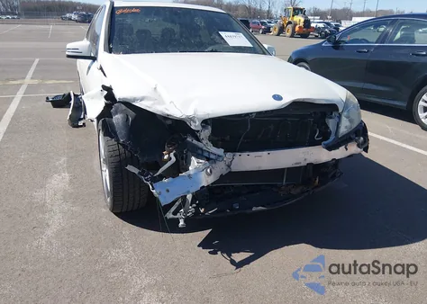 2010 Mercedes-Benz C 300 Luxury/Sport z USA, uszkodzony, nr VIN WDDGF5EB9AR095682